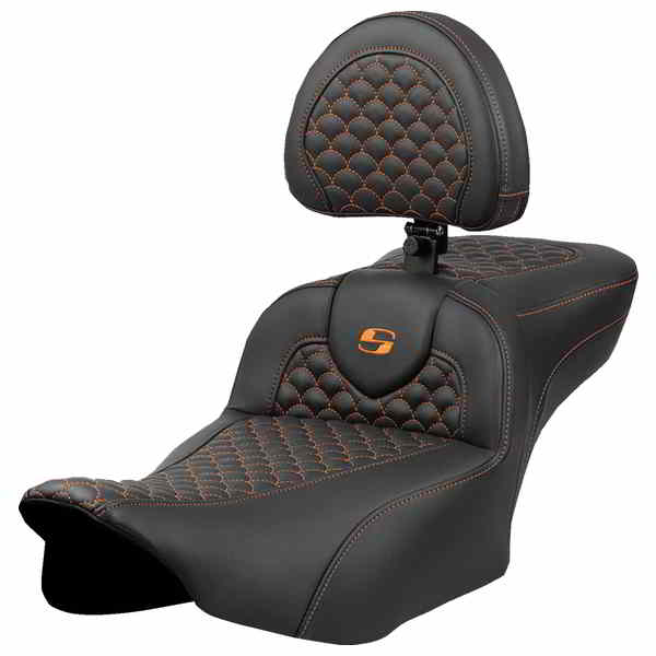 【並行輸入品】 サドルマン ロードソファ  エクステンデッドリーチシート - ドラゴンスケールステッチ - オレンジステッチ - バックレスト付き - FLT/FLH 23-24 823-07-209B3 08012086
